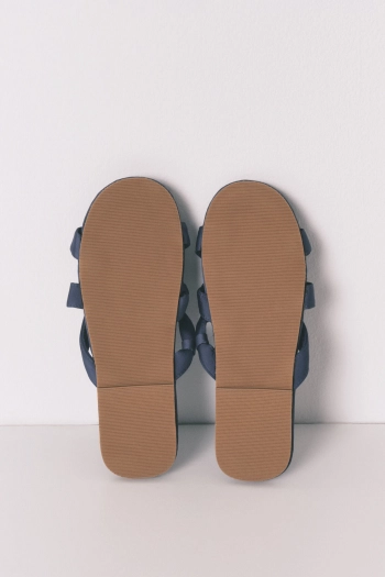 Домашние тапочки из атласа с перекрещенными ремешками.