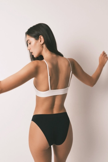 Классические бесшовные трусы чёрного цвета