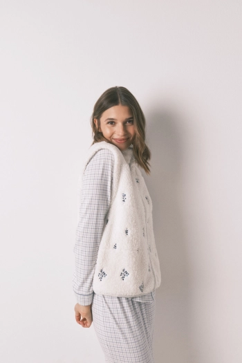 Короткий жилет з м'якого флісу білий з вишивкою