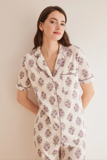 Классическая пижама с брюками-капри с цветочным принтом с короткими рукавами