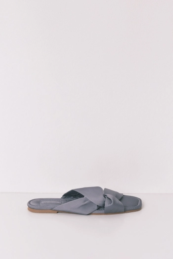 Плоские сандалии из атласа синевато-серого цвета
