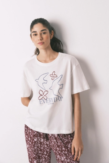 Белая футболка с коротким рукавом из хлопка.