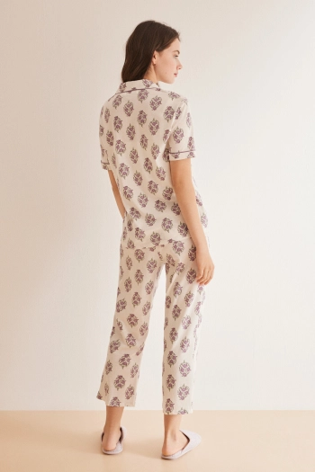 Классическая пижама с брюками-капри с цветочным принтом с короткими рукавами