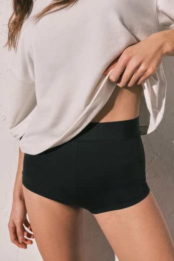 Чёрные трусики-бикини боксерского кроя