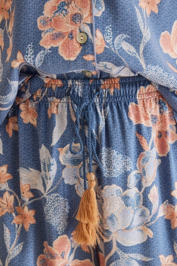 Класична піжама з штанами-капрі синього кольору з квітковим принтом