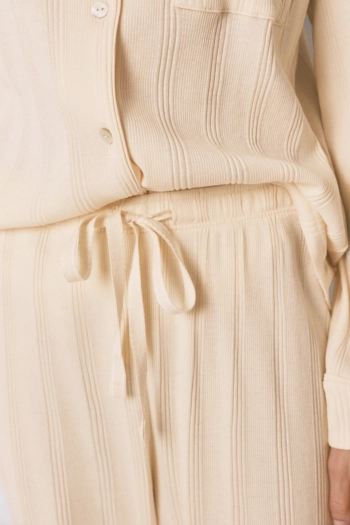 Длинная пижама из жёлтого хлопка с рельефной текстурой.