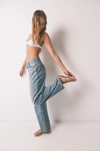 Белый топ бикини с V-образным вырезом и эффектом металлик