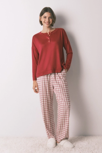 Червона футболка з довгими рукавами