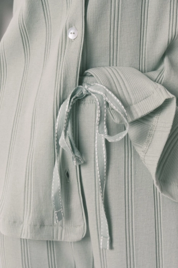 Довга піжама зі зеленої рельєфної бавовни.