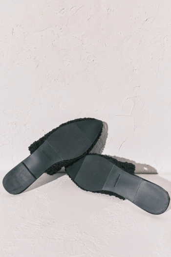 Чорні сандалі з кроше