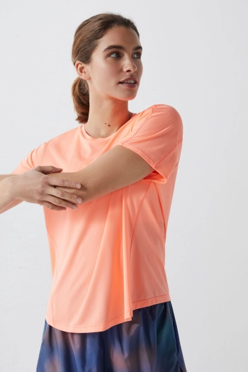 Оранжевая футболка из технологической дышащей ткани