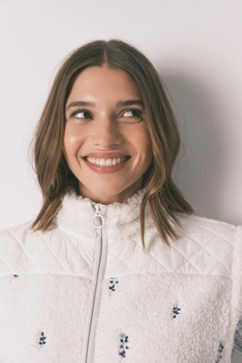 Короткий жилет з м'якого флісу білий з вишивкою