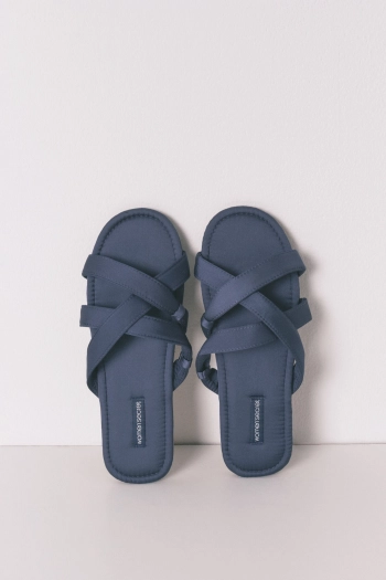 Домашние тапочки из атласа с перекрещенными ремешками.