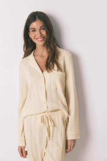 Длинная пижама из жёлтого хлопка с рельефной текстурой.