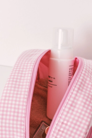 Розовая стеганая косметичка в клетку и полоску