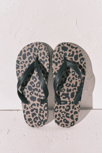 Широкі сандалі з анімалістичним принтом