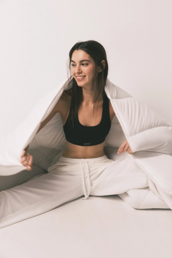 Черный спортивный бесшовный бюстгальтер