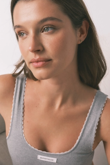 Бесшовный серый топ в рубчик