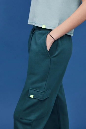 Зеленые махровые брюки-джоггеры карго