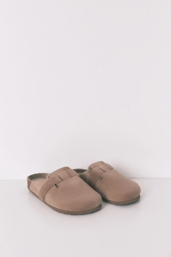 Домашние тапочки-сабо коричневого цвета