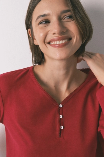 Красная футболка с длинными рукавами из 100% хлопка