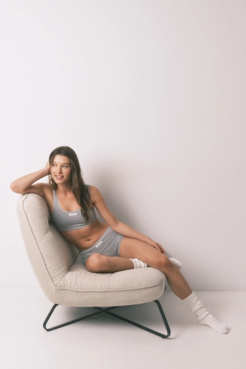 Бесшовный серый топ в рубчик