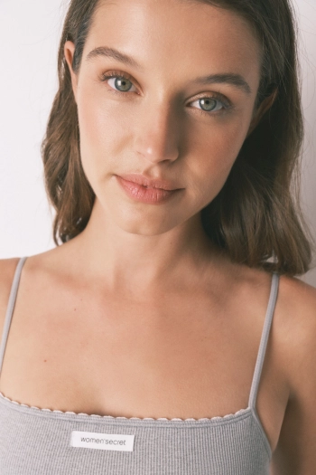 Серый бесшовный топ с прямым вырезом