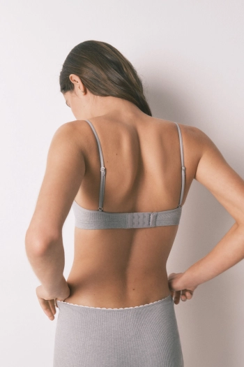 Серый бесшовный топ с прямым вырезом