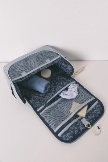 Большая синяя косметичка с цветочным принтом и кантом