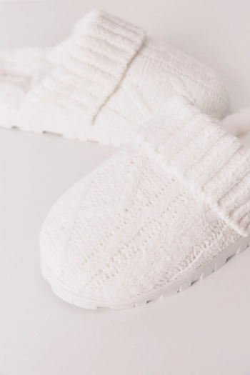 Белые вязаные тапочки с мехом