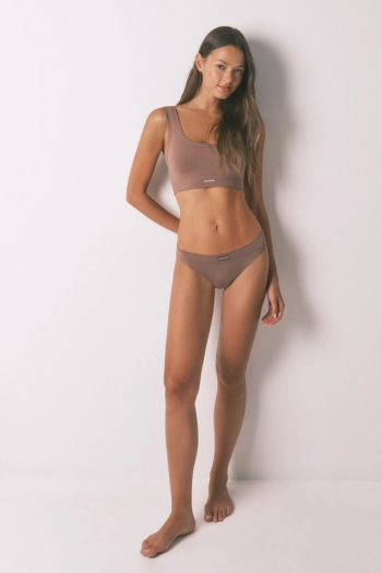 Безшовний топ коричневого кольору