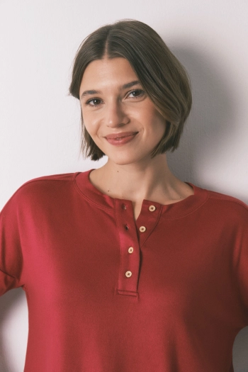 Червона футболка з довгими рукавами